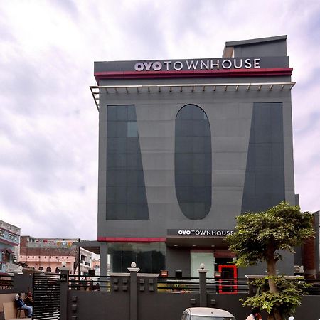 Townhouse Function Inn Near Chaudhary Charan Singh International Airport Lucknow Buitenkant foto